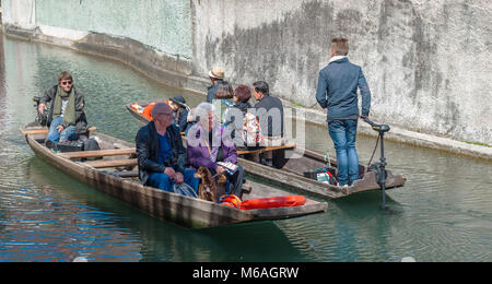 Eine Bootsfahrt in Little Venice Viertel in Colmarf Stockfoto