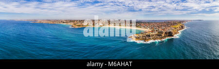 Den östlichen Vororten Küste von Australien in Sydney um Bondi Beach und North Bondi Landspitze in erhöhten Luftaufnahme vom offenen Meer in Richtung Innenstadt. Stockfoto