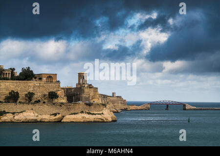 Siege Bell Memorial, errichtet 1992 ehrt die, die ihr Leben in der WK II Belagerung von Malta verloren, Lower Barrakka Gardens, Valletta, Malta, Europa Stockfoto