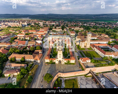 Sonnenuntergang über der mittelalterlichen Festung Alba Iulia in Siebenbürgen, Rumänien Stockfoto