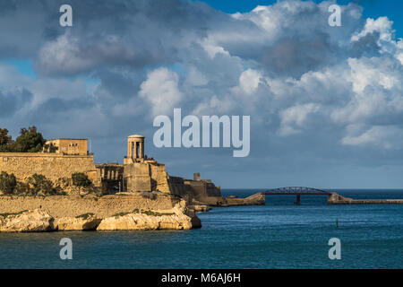 Siege Bell Memorial, errichtet 1992 ehrt die, die ihr Leben in der WK II Belagerung von Malta verloren, Lower Barrakka Gardens, Valletta, Malta, Europa Stockfoto