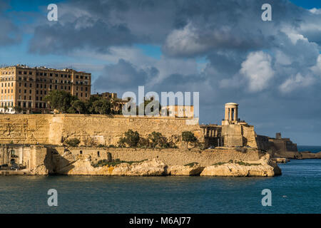 Siege Bell Memorial, errichtet 1992 ehrt die, die ihr Leben in der WK II Belagerung von Malta verloren, Lower Barrakka Gardens, Valletta, Malta, Europa Stockfoto