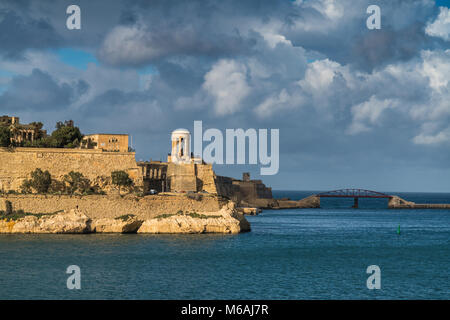 Siege Bell Memorial, errichtet 1992 ehrt die, die ihr Leben in der WK II Belagerung von Malta verloren, Lower Barrakka Gardens, Valletta, Malta, Europa Stockfoto