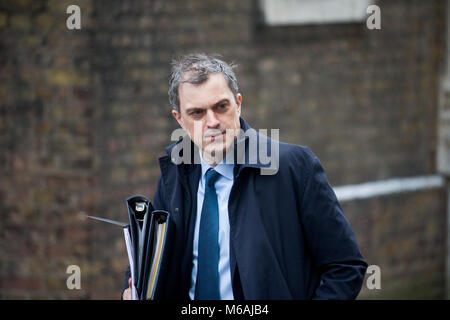 Das Recht auf Julian Smith MP, Parlamentarischer Staatssekretär des Finanzministeriums, der auch als Chief Whip bekannt, kommt in der Downing Street Stockfoto