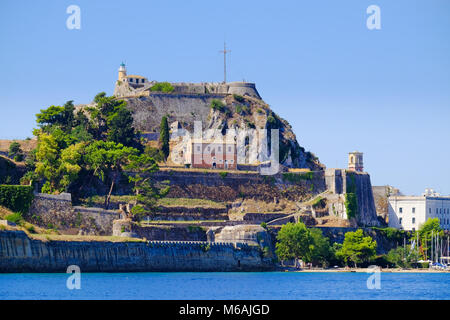 Korfu Festung Wände wie aus dem Meer Panorama-aufnahme gesehen. Alten venezianischen historischen Festung von Kerkyra Stockfoto