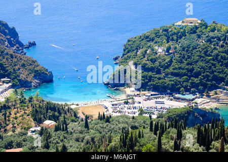 Paleokastritsa Strand und Blick auf die Bucht von oben. Wichtige Touristenattraktion auf der Insel Korfu Stockfoto