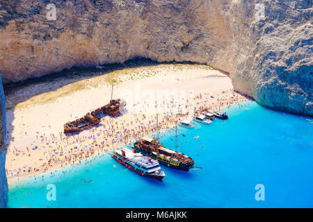 Boote bei Navagio Strand verankert, Zakynthos. Berühmte schiffswrack am Strand und touristische Baden in der Sonne. Stockfoto