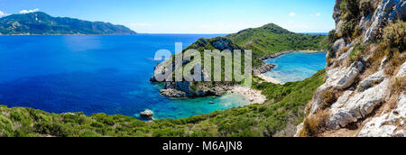 Porto Timoni Panorama. Die berühmteste und schönen Strand auf der Insel Korfu, Griechenland. Wichtige touristische Attraktion. Stockfoto