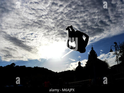 Silhouette von jumping Kerl auf dem Strand San Terenzo, Rapallo, Ligurien, Italien Stockfoto