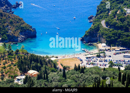 Paleokastritsa Strand und Blick auf die Bucht von oben. Wichtige Touristenattraktion auf der Insel Korfu Stockfoto