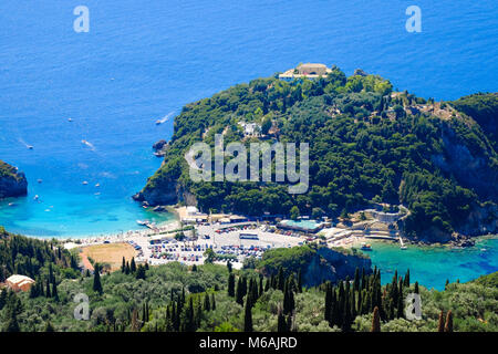 Paleokastritsa Strand und Blick auf die Bucht von oben. Wichtige Touristenattraktion auf der Insel Korfu Stockfoto