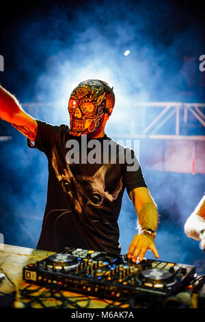 DJ mit Totenkopf Maske spielen elektronische Musik an Summer Party Festival. Spaß, Jugend, Entertainment und fest Konzept. Stockfoto