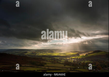 Atemberaubende Sonnenstrahlen über große Moor im Peak District Landschaft im Herbst Stockfoto