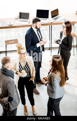 Geschäftsleute, die drinnen im Gespräch Stockfoto