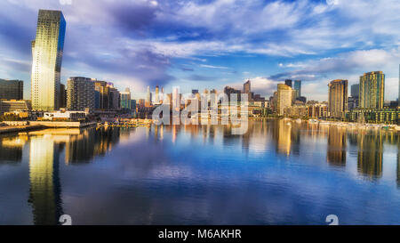 Noch Yarra River Bay Wasser reflektiert moderner urbaner Architektur von Melbourne Dockalds Vorort mit gekrümmten apartment Tower und hohes Wasser. Stockfoto