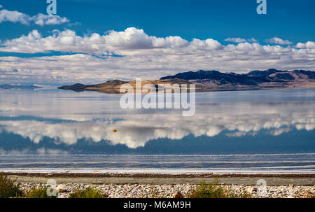 Fremont Insel über Bridger Bay, Great Salt Lake, von Damm nach Antelope Island State Park, Utah, USA Stockfoto