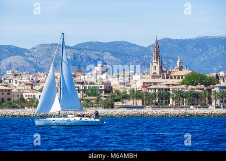 Palma de Mallorca, Spanien. Ansicht vom Meer mit boath an einem heißen Sommertag. Stockfoto