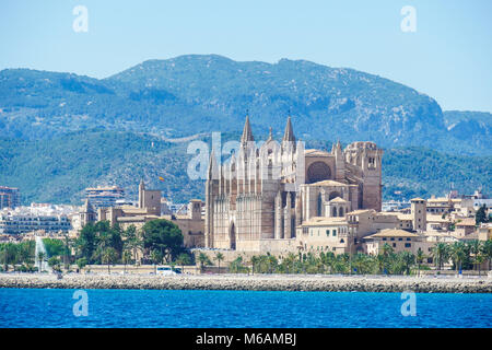 Palma de Mallorca, Spanien. La Seu, Blick auf das Meer. Berühmten mittelalterlichen gotischen Kathedrale in der Hauptstadt der Insel Stockfoto