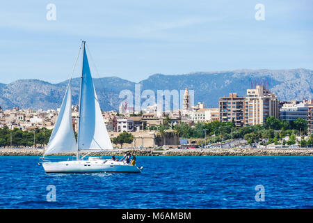 Palma de Mallorca, Spanien. Ansicht vom Meer mit boath an einem heißen Sommertag. Stockfoto