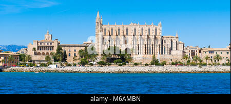 Palma de Mallorca, Spanien. La Seu - Die berühmten mittelalterlichen gotischen Kathedrale. Panorama vom Meer. Stockfoto