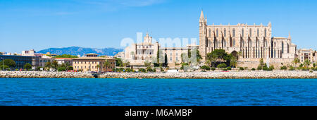 Palma de Mallorca, Spanien. La Seu - Die berühmten mittelalterlichen gotischen Kathedrale. Panorama vom Meer. Stockfoto