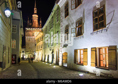 Sighisoara, Siebenbürgen, Rumänien, 2012: Bunte Häuser im historischen Stadtzentrum. Traditionelle Architektur. Nacht ansehen. Stockfoto