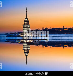 Maiden Island Istanbul, bei Sonnenuntergang, Blick über den Bosporus und die Hagia Sophia im Hintergrund. Künstlerische Interpretation, Spiegeleffekt. Stockfoto