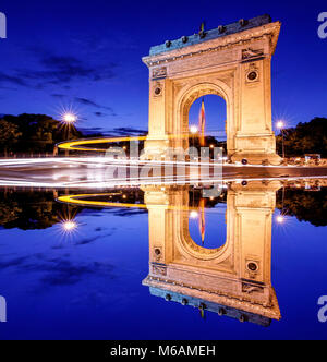 Bukarest, Rumänien. Arc de Triomphe. Nacht Panoramablick. Künstlerische Interpretation, Spiegeleffekt. Stockfoto