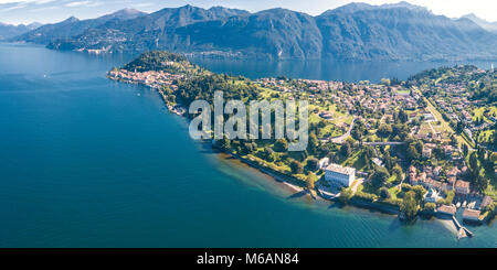 Panoramablick auf das Luftbild von Bellagio auf grünen Landzunge am Ufer des Comer Sees in der Provinz Como, Lombardei, Italien Stockfoto