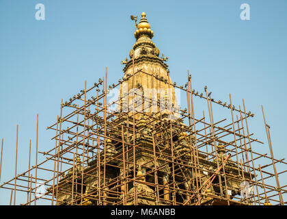 Tauben auf einige Gerüst um Krishna Tempel in Patan Durbar Square in Patan, Nepal. Der Tempel wurde vom April 2015 Nepal Erdbeben beschädigt. Stockfoto