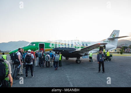 POKHARA, Nepal - ca. November 2017: Passagiere ein Yeti Airlines Flug nach Kathmandu. Stockfoto