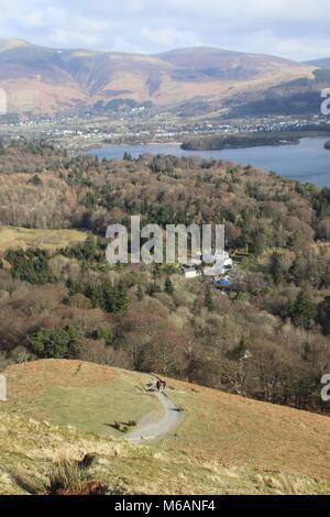 Der malerische Blick hinunter auf der Suche von Cat Bells Mountain in Richtung Derwent Water an Keswick im englischen Lake District Stockfoto