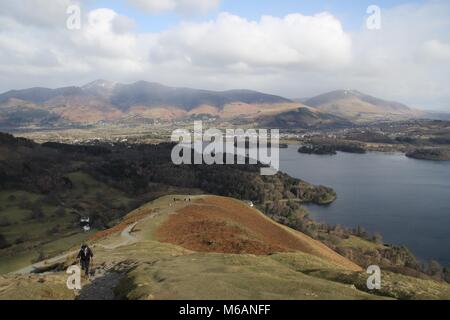 Der malerische Blick hinunter auf der Suche von Cat Bells Mountain in Richtung Derwent Water an Keswick im englischen Lake District Stockfoto