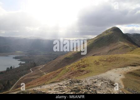 Der malerische Blick hinunter auf der Suche von Cat Bells Mountain in Richtung Derwent Water an Keswick im englischen Lake District Stockfoto