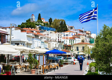 Skyathos Altstadt mit den traditionellen Häusern und Griechische Flagge. Wichtigste touristische Attraktion auf der Insel. Stockfoto