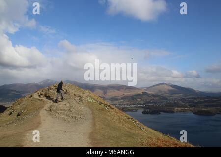 Der malerische Blick hinunter auf der Suche von Cat Bells Mountain in Richtung Derwent Water an Keswick im englischen Lake District Stockfoto