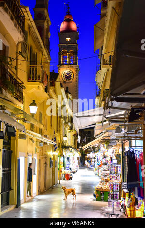 Altstadt von Korfu (Kerkyra) Straßen der Stadt bei Nacht. Grand Bazaar. Stockfoto