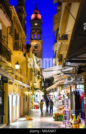 Altstadt von Korfu (Kerkyra) Straßen der Stadt bei Nacht. Grand Bazaar. Stockfoto