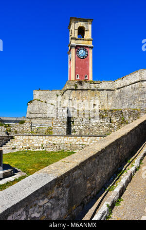 Der Glockenturm der alten Festung von Korfu Stadt auf der alten Kerkyra venezianische Festung. Stockfoto