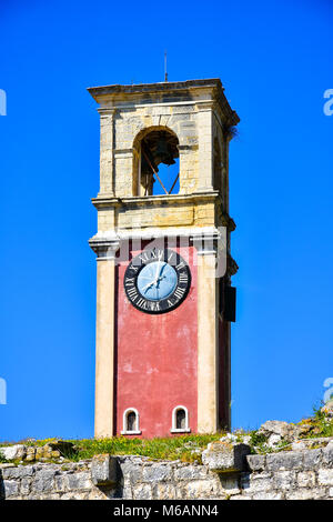 Der Glockenturm der alten Festung von Korfu Stadt auf der alten Kerkyra venezianische Festung. Stockfoto