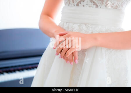 Mit der Braut Hochzeit Ring am Kleid. Fokus auf den Ring! Stockfoto