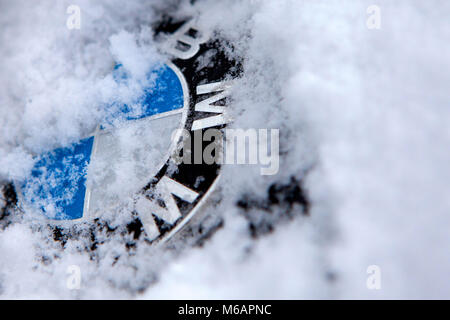 Schnee und Eis in der Nähe bis Detail eines Schwarzen F83 BMW M4 Cabrio Abzeichen Stockfoto