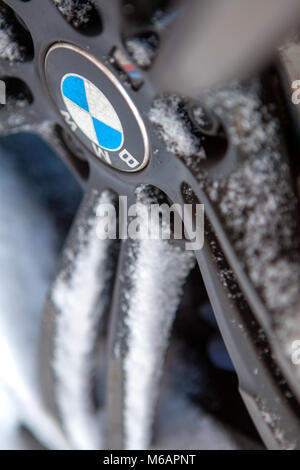 Schnee und Eis in der Nähe bis Detail eines Schwarzen F83 BMW M4 Cabrio Abzeichen Stockfoto