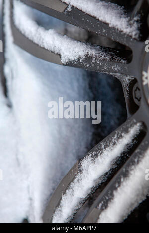 Schnee und Eis in der Nähe bis Detail eines Schwarzen F83 BMW M4 Cabrio Abzeichen Stockfoto