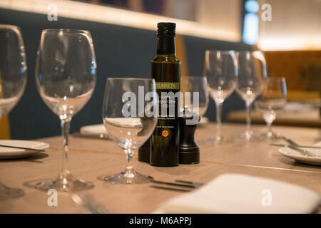 Eine Tabelle ist in einem Fine Dining Restaurant bereit zu essen festgelegt Stockfoto