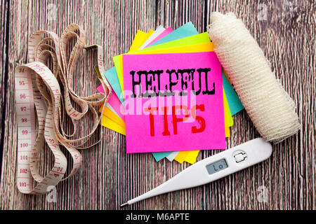 Handschrift Ansagetext hilfreiche Tipps. Business fitness Gesundheit Konzept für Hilfe im FAQ oder Beratung, die auf Holz Holz- Hintergrund mit Bandage geschrieben Stockfoto