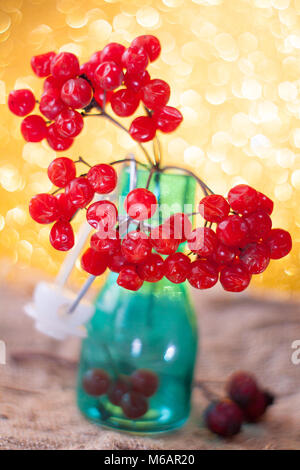 Rote reife Trauben von viburnum hängt am Seil zum Verkauf auf dem ukrainischen Markt. Viburnum Kalina rote Beeren. Stockfoto