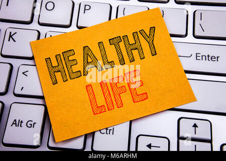 Konzeptionelle Hand schreiben Bildunterschrift inspiration, gesundes Leben. Business Konzept für gute Gesundheit essen auf klebrigen Papier auf dem weißen Keyb geschrieben Stockfoto