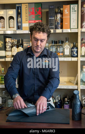 Die Manager der Harvey Brauerei real ale Shop in Lewes, East Sussex. Stockfoto