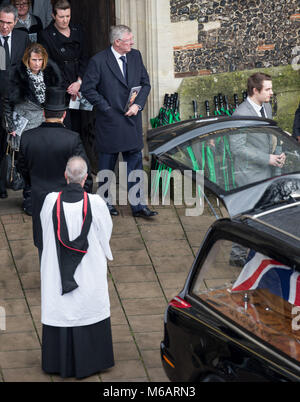 Ehemalige Manchester United Manager Sir Alex Ferguson verlässt die Kirche nach der Beerdigung von Graham Taylor an der Kirche St. Mary, Church Street, England Stockfoto